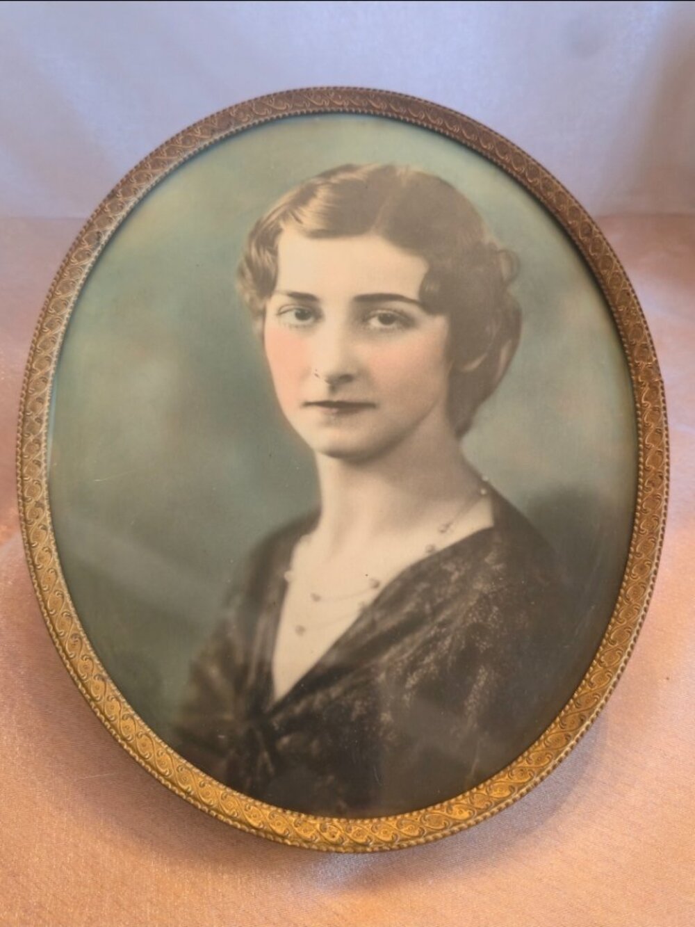 Antique metal oval picture frame with glass
